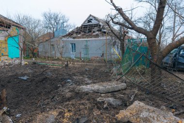 Sivil nüfus. Ukrayna 'da bir konut binasının bombalanmasının sonuçları. Yıkılmış çatı, kırık camlar ve patlama izleri. Bir konut binasının yıkımının ayrıntıları