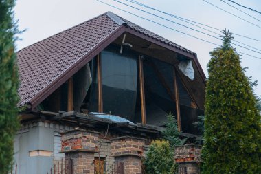 Sivil nüfus. Ukrayna 'da bir konut binasının bombalanmasının sonuçları. Yıkılmış çatı, kırık camlar ve patlama izleri. Bir konut binasının yıkımının ayrıntıları