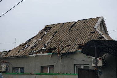 Sivil nüfus. Ukrayna 'da bir konut binasının bombalanmasının sonuçları. Yıkılmış çatı, kırık camlar ve patlama izleri. Bir konut binasının yıkımının ayrıntıları