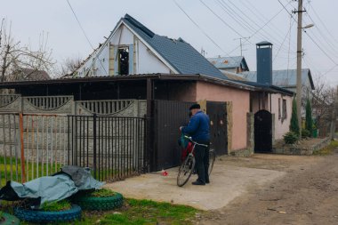 Sivil nüfus. Ukrayna 'da bir konut binasının bombalanmasının sonuçları. Yıkılmış çatı, kırık camlar ve patlama izleri. Bir konut binasının yıkımının ayrıntıları
