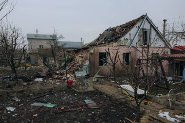 Sivil nüfus. Ukrayna 'da bir konut binasının bombalanmasının sonuçları. Yıkılmış çatı, kırık camlar ve patlama izleri. Bir konut binasının yıkımının ayrıntıları