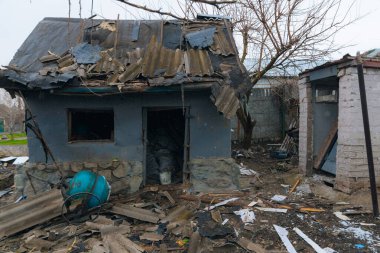 Sivil nüfus. Ukrayna 'da bir konut binasının bombalanmasının sonuçları. Yıkılmış çatı, kırık camlar ve patlama izleri. Bir konut binasının yıkımının ayrıntıları