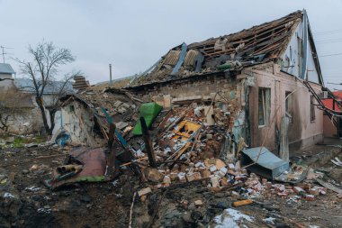 Sivil nüfus. Ukrayna 'da bir konut binasının bombalanmasının sonuçları. Yıkılmış çatı, kırık camlar ve patlama izleri. Bir konut binasının yıkımının ayrıntıları