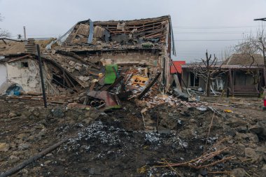 Sivil nüfus. Ukrayna 'da bir konut binasının bombalanmasının sonuçları. Yıkılmış çatı, kırık camlar ve patlama izleri. Bir konut binasının yıkımının ayrıntıları