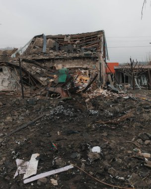 Sivil nüfus. Ukrayna 'da bir konut binasının bombalanmasının sonuçları. Yıkılmış çatı, kırık camlar ve patlama izleri. Bir konut binasının yıkımının ayrıntıları