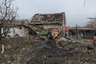 Sivil nüfus. Ukrayna 'da bir konut binasının bombalanmasının sonuçları. Yıkılmış çatı, kırık camlar ve patlama izleri. Bir konut binasının yıkımının ayrıntıları
