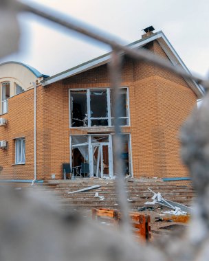 Sivil nüfus. Ukrayna 'da bir konut binasının bombalanmasının sonuçları. Yıkılmış çatı, kırık camlar ve patlama izleri. Bir konut binasının yıkımının ayrıntıları