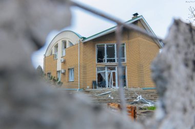 Sivil nüfus. Ukrayna 'da bir konut binasının bombalanmasının sonuçları. Yıkılmış çatı, kırık camlar ve patlama izleri. Bir konut binasının yıkımının ayrıntıları