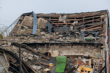 Sivil nüfus. Ukrayna 'da bir konut binasının bombalanmasının sonuçları. Yıkılmış çatı, kırık camlar ve patlama izleri. Bir konut binasının yıkımının ayrıntıları