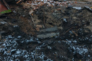 Sivil nüfus. Ukrayna 'da bir konut binasının bombalanmasının sonuçları. Yıkılmış çatı, kırık camlar ve patlama izleri. Bir konut binasının yıkımının ayrıntıları