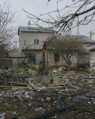Sivil nüfus. Ukrayna 'da bir konut binasının bombalanmasının sonuçları. Yıkılmış çatı, kırık camlar ve patlama izleri. Bir konut binasının yıkımının ayrıntıları