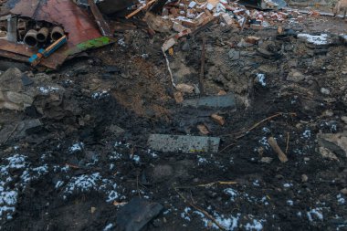 Sivil nüfus. Ukrayna 'da bir konut binasının bombalanmasının sonuçları. Yıkılmış çatı, kırık camlar ve patlama izleri. Bir konut binasının yıkımının ayrıntıları