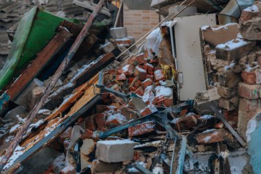 Sivil nüfus. Ukrayna 'da bir konut binasının bombalanmasının sonuçları. Yıkılmış çatı, kırık camlar ve patlama izleri. Bir konut binasının yıkımının ayrıntıları
