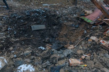 Sivil nüfus. Ukrayna 'da bir konut binasının bombalanmasının sonuçları. Yıkılmış çatı, kırık camlar ve patlama izleri. Bir konut binasının yıkımının ayrıntıları