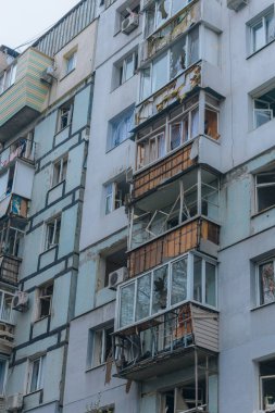 Ukrayna 'da bir konut binasının bombalanmasının sonuçları. Duvarlarda, çatıda ve pencerelerde hasar var. Bir konut binasının yıkımı. Bir yerleşim alanının bombalanması, siviller.