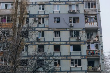 Ukrayna 'da bir konut binasının bombalanmasının sonuçları. Duvarlarda, çatıda ve pencerelerde hasar var. Bir konut binasının yıkımı. Bir yerleşim alanının bombalanması, siviller.