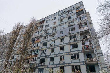 Ukrayna 'da bir konut binasının bombalanmasının sonuçları. Duvarlarda, çatıda ve pencerelerde hasar var. Bir konut binasının yıkımı. Bir yerleşim alanının bombalanması, siviller.