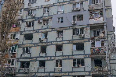 Ukrayna 'da bir konut binasının bombalanmasının sonuçları. Duvarlarda, çatıda ve pencerelerde hasar var. Bir konut binasının yıkımı. Bir yerleşim alanının bombalanması, siviller.