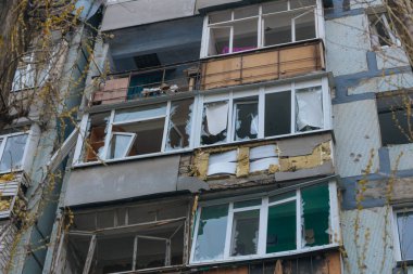 Ukrayna 'da bir konut binasının bombalanmasının sonuçları. Duvarlarda, çatıda ve pencerelerde hasar var. Bir konut binasının yıkımı. Bir yerleşim alanının bombalanması, siviller.