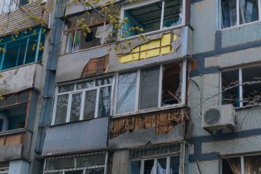 Ukrayna 'da bir konut binasının bombalanmasının sonuçları. Duvarlarda, çatıda ve pencerelerde hasar var. Bir konut binasının yıkımı. Bir yerleşim alanının bombalanması, siviller.