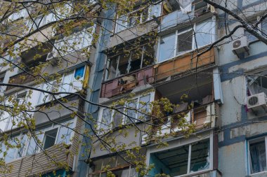 Ukrayna 'da bir konut binasının bombalanmasının sonuçları. Duvarlarda, çatıda ve pencerelerde hasar var. Bir konut binasının yıkımı. Bir yerleşim alanının bombalanması, siviller.