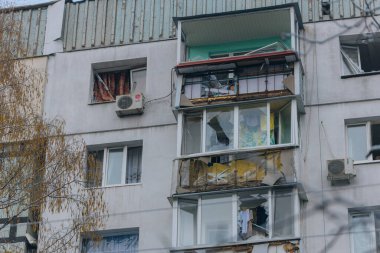 Ukrayna 'da bir konut binasının bombalanmasının sonuçları. Duvarlarda, çatıda ve pencerelerde hasar var. Bir konut binasının yıkımı. Bir yerleşim alanının bombalanması, siviller.
