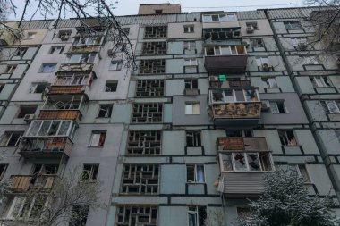 Ukrayna 'da bir konut binasının bombalanmasının sonuçları. Duvarlarda, çatıda ve pencerelerde hasar var. Bir konut binasının yıkımı. Bir yerleşim alanının bombalanması, siviller.