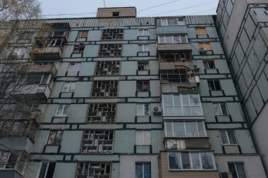 Ukrayna 'da bir konut binasının bombalanmasının sonuçları. Duvarlarda, çatıda ve pencerelerde hasar var. Bir konut binasının yıkımı. Bir yerleşim alanının bombalanması, siviller.