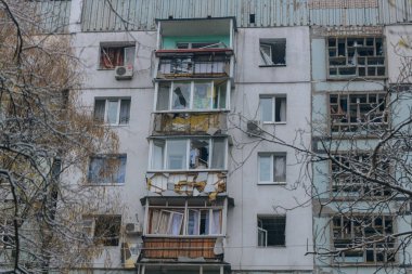 Ukrayna 'da bir konut binasının bombalanmasının sonuçları. Duvarlarda, çatıda ve pencerelerde hasar var. Bir konut binasının yıkımı. Bir yerleşim alanının bombalanması, siviller.