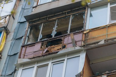 Ukrayna 'da bir konut binasının bombalanmasının sonuçları. Duvarlarda, çatıda ve pencerelerde hasar var. Bir konut binasının yıkımı. Bir yerleşim alanının bombalanması, siviller.