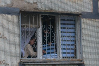 Ukrayna 'da bir konut binasının bombalanmasının sonuçları. Duvarlarda, çatıda ve pencerelerde hasar var. Bir konut binasının yıkımı. Bir yerleşim alanının bombalanması, siviller.