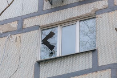 Ukrayna 'da bir konut binasının bombalanmasının sonuçları. Duvarlarda, çatıda ve pencerelerde hasar var. Bir konut binasının yıkımı. Bir yerleşim alanının bombalanması, siviller.