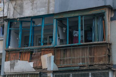 Ukrayna 'da bir konut binasının bombalanmasının sonuçları. Duvarlarda, çatıda ve pencerelerde hasar var. Bir konut binasının yıkımı. Bir yerleşim alanının bombalanması, siviller.