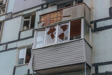 Ukrayna 'da bir konut binasının bombalanmasının sonuçları. Duvarlarda, çatıda ve pencerelerde hasar var. Bir konut binasının yıkımı. Bir yerleşim alanının bombalanması, siviller.