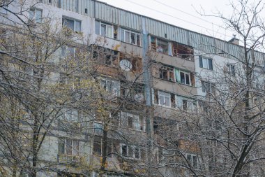Ukrayna 'da bir konut binasının bombalanmasının sonuçları. Duvarlarda, çatıda ve pencerelerde hasar var. Bir konut binasının yıkımı. Bir yerleşim alanının bombalanması, siviller.