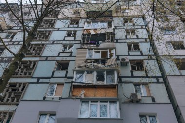 Ukrayna 'da bir konut binasının bombalanmasının sonuçları. Duvarlarda, çatıda ve pencerelerde hasar var. Bir konut binasının yıkımı. Bir yerleşim alanının bombalanması, siviller.