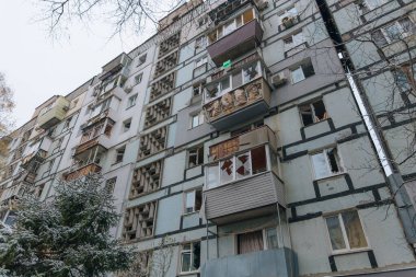 Ukrayna 'da bir konut binasının bombalanmasının sonuçları. Duvarlarda, çatıda ve pencerelerde hasar var. Bir konut binasının yıkımı. Bir yerleşim alanının bombalanması, siviller.