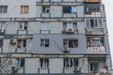 Ukrayna 'da bir konut binasının bombalanmasının sonuçları. Duvarlarda, çatıda ve pencerelerde hasar var. Bir konut binasının yıkımı. Bir yerleşim alanının bombalanması, siviller.