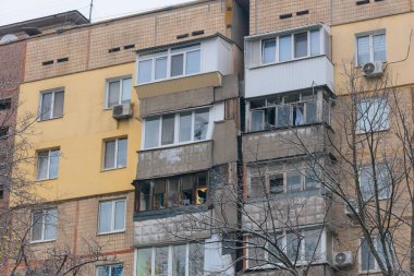 Ukrayna 'da bir konut binasının bombalanmasının sonuçları. Duvarlarda, çatıda ve pencerelerde hasar var. Bir konut binasının yıkımı. Bir yerleşim alanının bombalanması, siviller.