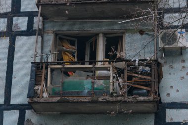 Ukrayna 'da bir konut binasının bombalanmasının sonuçları. Duvarlarda, çatıda ve pencerelerde hasar var. Bir konut binasının yıkımı. Bir yerleşim alanının bombalanması, siviller.