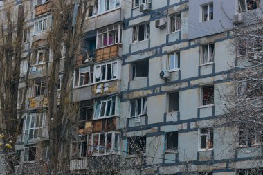Ukrayna 'da bir konut binasının bombalanmasının sonuçları. Duvarlarda, çatıda ve pencerelerde hasar var. Bir konut binasının yıkımı. Bir yerleşim alanının bombalanması, siviller.