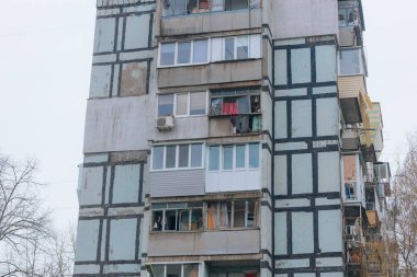 Ukrayna 'da bir konut binasının bombalanmasının sonuçları. Duvarlarda, çatıda ve pencerelerde hasar var. Bir konut binasının yıkımı. Bir yerleşim alanının bombalanması, siviller.