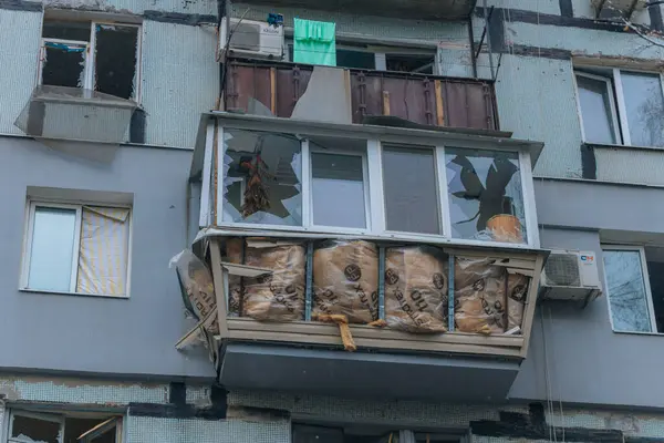 Ukrayna 'da bir konut binasının bombalanmasının sonuçları. Duvarlarda, çatıda ve pencerelerde hasar var. Bir konut binasının yıkımı. Bir yerleşim alanının bombalanması, siviller.