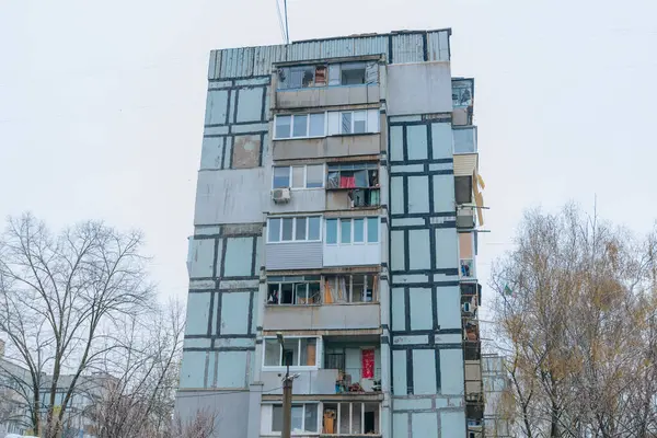 Ukrayna 'da bir konut binasının bombalanmasının sonuçları. Duvarlarda, çatıda ve pencerelerde hasar var. Bir konut binasının yıkımı. Bir yerleşim alanının bombalanması, siviller.