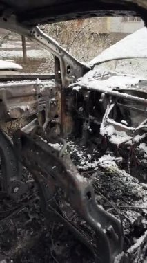 Kırık camlar, kırık kapılar ve yanmış arabalar Dnepr 'deki 