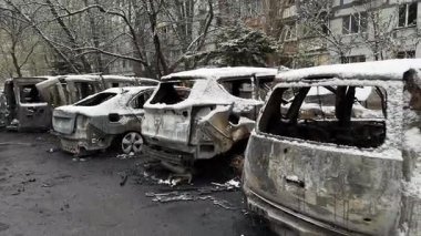 Kırık camlar, kırık kapılar ve yanmış arabalar Dnepr 'deki 