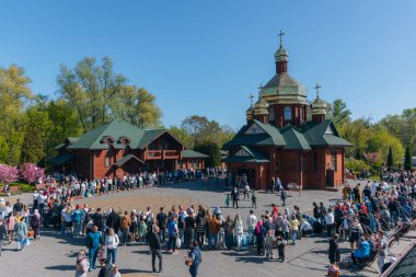 Ortodoks Paskalya ayini sırasında geleneksel Paskalya sepetleri kutsanmıştır. Rahip kilisenin önünde kutsama töreni düzenler. Ortodoks Paskalya Servisi. 