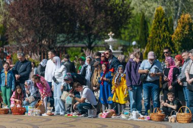 Ortodoks Paskalya ayini sırasında geleneksel Paskalya sepetleri kutsanmıştır. Rahip kilisenin önünde kutsama töreni düzenler. Ortodoks Paskalya Servisi. 