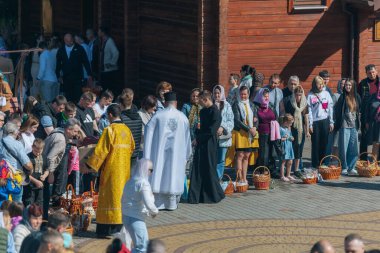 Ortodoks Paskalya ayini sırasında geleneksel Paskalya sepetleri kutsanmıştır. Rahip kilisenin önünde kutsama töreni düzenler. Ortodoks Paskalya Servisi. 