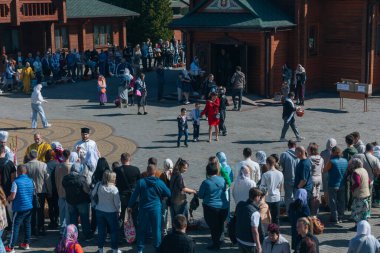 Ortodoks Paskalya ayini sırasında geleneksel Paskalya sepetleri kutsanmıştır. Rahip kilisenin önünde kutsama töreni düzenler. Ortodoks Paskalya Servisi. 